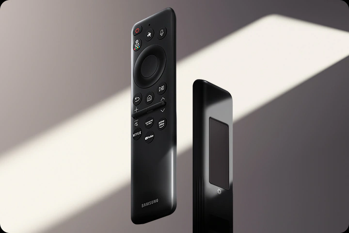 Крупный план передней и задней сторон пульта SolarCell Remote. Кнопки расположены спереди, а сзади видна солнечная панель.